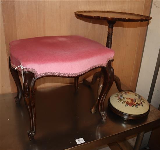 A pie-crust tripod table and two stools W.28cm